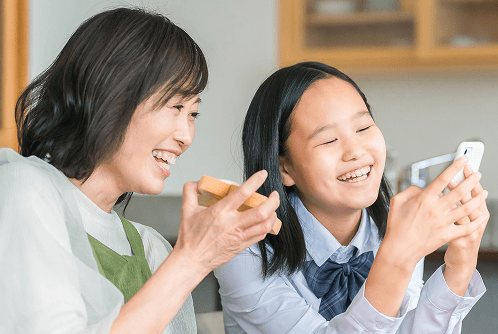 親子でスマホをみる