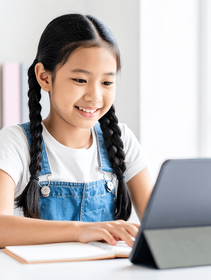 タブレット越しに英会話レッスンを受講する女の子